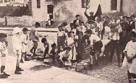 enfants construisant une barricade